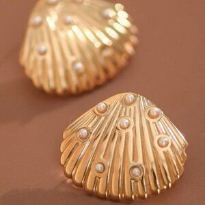 18K GOLD PEARL SEASHELL STUD EARRINGS